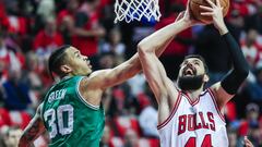 THM02. Chicago (United States), 28/04/2017.- Chicago Bulls forward Nikola Mirotic of Montenegro (R) shoots on Boston Celtics forward Gerald Green (L) in the first half of game six of the first round of the NBA Eastern Conference playoffs at the United Center in Chicago, Illinois, USA, 28 April 2017. (Estados Unidos) EFE/EPA/TANNEN MAURY