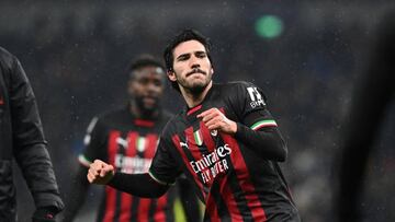 LONDON, ENGLAND - MARCH 08:  Sandro Tonali of AC Milan celebrates the win at the end of the UEFA Champions League round of 16 leg two match between Tottenham Hotspur and AC Milan at Tottenham Hotspur Stadium on March 08, 2023 in London, England. (Photo by Claudio Villa/AC Milan via Getty Images)