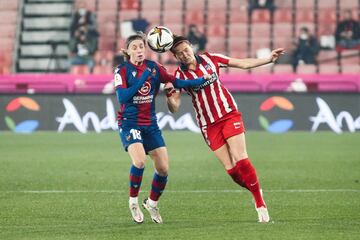 Eva Navarro del Levante y  Merel Van Dongen del Atlético de Madrid 