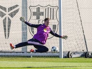 Barcelona's German goalkeeper # Marc-Andre Ter Stegen attends a training session on the eve of the UEFA Champions League league phase day 6 football match between FC Barcelona and Eintracht Frankfurt at the Joan Gamper training ground in Sant Joan Despi, near Barcelona, on December 8, 2025. (Photo by Lluis GENE / AFP)
