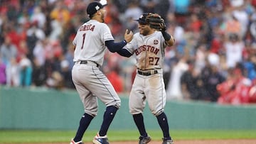 Carlos Correa y Jos&eacute; Altuve celebran la clasificaci&oacute;n de los Houston Astros para las Series de Campeonato de la Liga Americana.