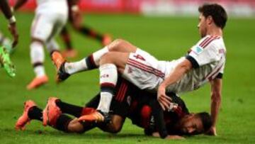 Xabi Alonso y Karim Bellarabi, en una acción durante el Bayer Leverkusen - Bayern Múnich de Bundesliga
