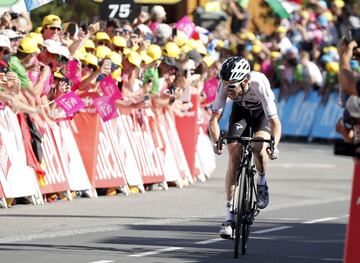 En la etapa que terminó en La Rosiere, Alejandro Valverde intentó la gesta lejana, Mikel Nieve rozó la victoria, Tom Dumoulin atacó en un descenso… Pero todo se esfumó en el último puerto ante el todopoderoso Sky. Geraint Thomas logró el triunfo y se enfundó el maillot amarillo, que luciría hasta Paris. Chris Froome metió tiempo a Bardet, Nairo y Nibali y es segundo en la general.