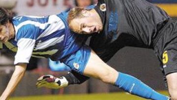 <b>VALERÓN, ATROPELLADO. </b>El canario cuajó un partido decepcionante ante un Villarreal que controló el choque en su mayoría.