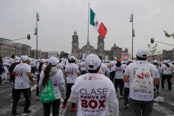 La clase se ha desarrollado en el Zócalo, la plaza central de la ciudad de México para intentar superar el récord que ostenta actualmente Moscú, que en 2017 reunió a unos 3.000 participantes.