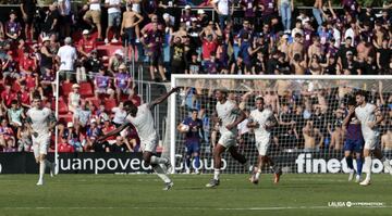 Mamah (Castellón)
A la octava llegó la vencida. Mamah estrenó su cuenta goleadora con el Castellón, para doblegar al Eldense en un encuentro disputado. El nigeriano, además, lo hizo por partida doble. El primero, con la cabeza; el segundo, de fuerte disparo con pierna derecha, desde la frontal del área.