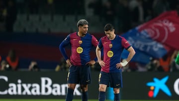 BARCELONA, 05/04/2025.- Los jugadores del FC Barcelona, el uruguayo Ronald Araujo (i) y el polaco Robert Lewandowski, a la finalización del encuentro correspondiente a la jornada 30 de Laliga EA Sports que han disputado hoy sábado FC Barcelona y Betis en el Estadio Olímpico Lluis Companys de Barcelona. EFE / Alejandro García.