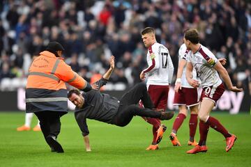 Tras la derrota de 0-3 ante el Burnley, seguidores de los Hammers ingresaron al campo para recriminar a sus jugadores.