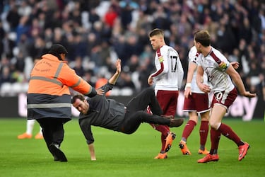 Tras la derrota de 0-3 ante el Burnley, seguidores de los Hammers ingresaron al campo para recriminar a sus jugadores.