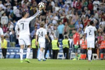 Cristiano se lleva el balón tras conseguir un hat-trick.