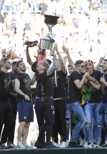 Valencia streets packed as fans celebrate with Copa del Rey winning team