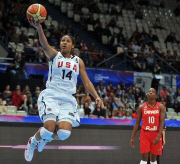 Una de las mejores jugadoras de baloncesto de la historia detuvo su carrera con solo 29 a?os para combatir las injusticias del sistema legal estadounidense.
Elegida la mayor ganadora de la historia del baloncesto femenino por Sports Illustrated en 2017, haba sido nmero 1 del draft en 2011 despus de arrasar (dos ttulos) con la Universidad de UConn. Con Minnesota haba ganado cuatro anillos, haba sido MVP de temporada y de la final, seis veces all star, Mxima Anotadora, Rookie del A?o Todo: y cuatro oros con el Team USA en el ciclo 2010-16, dos en Mundiales y dos olmpicos.
Pero en 2019, con la WNBA a sus pies, par. Sus razones fueron el trabajo por su fe y su comunidad y, finalmente, la lucha contra las injusticias del sistema de justicia estadounidense.