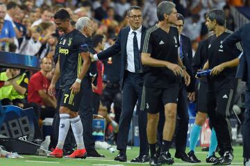 La desolaci¨®n de Cristiano Ronaldo tras ver la tarjeta roja.