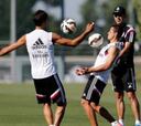 Hierro dirige el primer entreno de Chicharito con el grupo