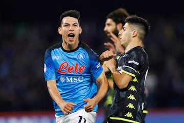 Hirving Lozano festeja un gol con el Napoli durante un partido en contra del Empoli.