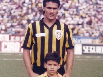 Radamel Garc&iacute;a King junto a su hijo Falcao cuando el exfutbolista jugaba en el Deportivo T&aacute;chira de Venezuela