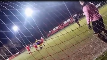 El extraño y cómico penal que pateó un ex futbolista inglés