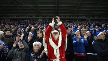 LEICESTER, ENGLAND - DECEMBER 23:  A Leicester City fan dressed as Father Christmas applauds during the Premier League match between Leicester City and Manchester United at The King Power Stadium on December 23, 2017 in Leicester, England.  (Photo by Michael Regan/Getty Images) BOXING DAY
PUBLICADA 26/12/21 NA MA31 2COL