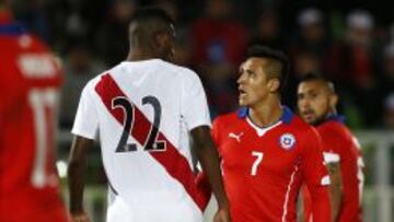 Alexis y Vidal, con sus conexiones futbolísticas, desajustaron a la defensa peruana, que reaccionó mal en un momento.