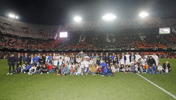 Foto para el recuerdo de las leyendas del Valencia con sus familias. 