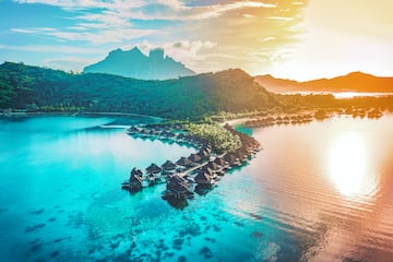 Bora Bora es una pequeña isla del Pacífico Sur al noroeste de Tahití en la Polinesia Francesa. Rodeada de motus (islotes) con orillas de arena y una laguna turquesa protegida por un arrecife de coral, es conocida por el buceo.
