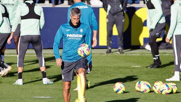 Quique Setién, en un entrenamiento del Villarreal.