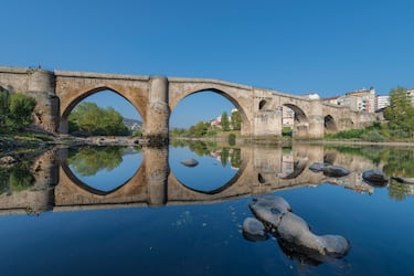 El Puente Romano de Ourense, también conocido como Ponte Vella, Puente Mayor o simplemente A Ponte, es uno de los símbolos más importantes de la ciudad. Cruzando el río Miño, ha sido clave para la comunicación, el comercio y la vida urbana desde época romana. Fue construido en el siglo I d. C., como parte de la Vía XVIII o Vía Nova, que conectaba Bracara Augusta (Braga) con Asturica Augusta (Astorga).