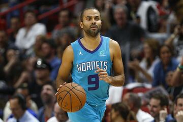 Los giros inesperados son muchos. Algunos, por recientes que sean, tambi¨¦n pueden quedar atr¨¢s en la memoria; como la imagen de Tony Parker con la camiseta de Charlotte Hornets. O, incluso, la de Harden con Oklahoma. Otros, cuesta desempolvaros por su car¨¢cter extremadamente ef¨ªmero, como el partido (as¨ª, en singular) de Rasheed Wallace en los Hawks, los 43 de Chris Webber en los Pistons, los 51 de Vince Carter en los Suns, los 29 de Grant Hill en los Clippers o los 18 de Alonzo Mouring en los Nets. Y claro, siempre est¨¢n las grandes sagas que, irremediablemente, empeque?ecen al resto de cap¨ªtulos: el paso de Byron Scott por Indiana y Vancouver, el de Shawn Kemp por Cleveland, Portland y Orlando, el de Vlade Divac por New Orleans o el de Jason Kidd por los Knicks. Y sigue¡
