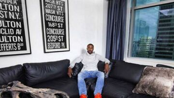 "¿Qué mejor que un cráneo de dinosaurio para un Raptor?"