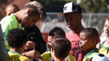 CENTRO DE ATENCIÓN. Neymar, una vez más, fue perseguido en la concentración por los cazautógrafos.