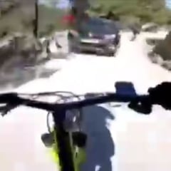 Un ciclista sale por los aires tras un choque con un coche: "No podéis bajar foll***"