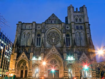 El templo anglicano comenz su construccin en 1892 y todava no est terminado, si nos ce?imos a su dise?o de 1888. En su inicio se plante en un estilo neorromnico-neobizantino pero se modific hacia un dise?o neogtico. Tiene una superficie de 11.900 metros cuadrados. En su punto ms alto alcanza los 70,7 metros.