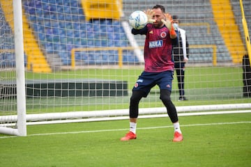 El equipo de Reinaldo Rueda realizó su última práctica en la capital colombiana en el estadio El Campín. Viajarán a Montevideo este martes 5 de octubre y allí continuarán con su preparación para enfrentar a la Selección de Uruguay este jueves 7 de octubre. 