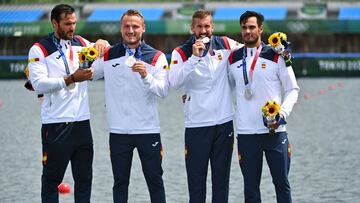 Silver medallists Spain&#039;s Saul Craviotto, Spain&#039;s Marcus Walz, Spain&#039;s Carlos Arevalo and Spain&#039;s Rodrigo Germade celebrate on podium during medals ceremony following the men&#039;s kayak four 500m final during the Tokyo 2020 Olympic Games at Sea Forest Waterway in Tokyo on August 7, 2021. (Photo by Philip FONG / AFP)