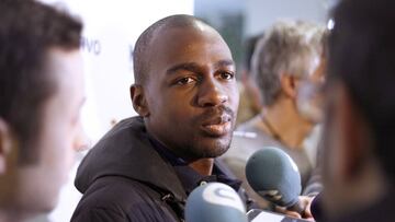 GRA268. A CORUÑA, 17/01/2017.- El extremo francés Gael Kakuta, que procede del Hebei China Fortune, club al que fue traspasado por el Sevilla hace casi un año, atiende a los periodistas antes de someterse al reconocimiento médico correspondiente tras ser fichado por el Deportivo. EFE/Cabalar