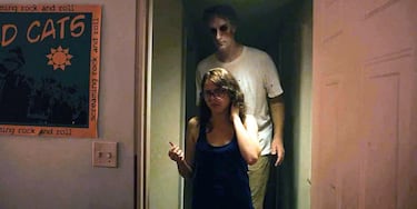 Reseña de ‘Hay algo malo en casa’, el libro que mezcla ‘Paranormal Activity’ con ‘It follows’