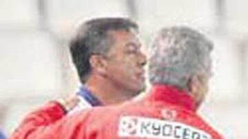 Ferrando y Aguirre se saludan.