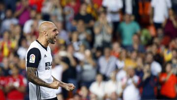 Simone Zaza, celebrando un gol ante el M&aacute;laga con la grada de Mestalla.