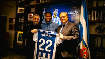 Wesley Gassova con el presidente Jokin Aperribay (d) y Erik Bretos (i) tras firmar por la Real Sociedad.