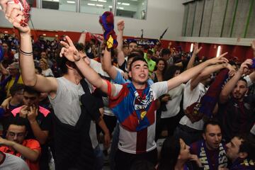 Aficionados del Huesca celebraron el ascenso a Primera División.