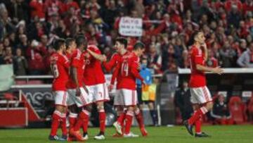 Jugadores del Benfica celebran uno de los goles ante el Vitoria de Set&uacute;bal