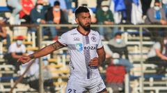 Fue multicampeón amateur, debutó a los 32 años en el Ascenso y anuló a Paredes