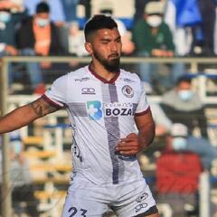 Fue multicampeón amateur, debutó a los 32 años en el Ascenso y anuló a Paredes