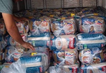 Uno de los cambiones con comida y productos de limpieza enviados por Vinicius a Sao Gonçalo.