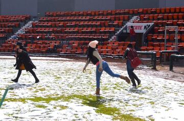 ¡Increible! La nieve cubre un campo de beisbol en México