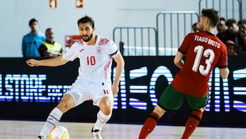 El futbolista español Javier Mínguez en un partido con la Selección.