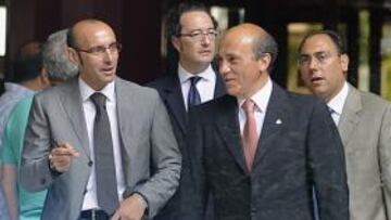<b>COMPÁS DE ESPERA. </b>Monchi y Del Nido estudian las distintas opciones para el Sevilla de la temporada 2012-13.