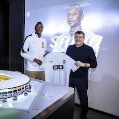 Oficial: Umar Sadiq, un rara avis en la era Lim