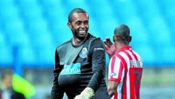 <b>ALEGRE. </b>Helton se fue contento del Calderón, donde se resarció del mal partido del año pasado.