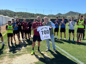 Manuel Sánchez Breis, director general deportivo, le hizo entrega a Rico de una camiseta por sus 700 partidos.